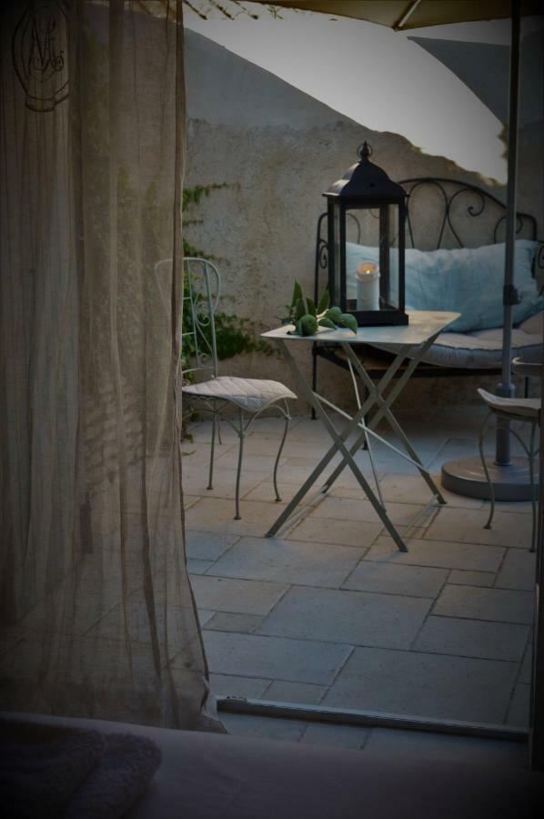 Le Chat Sur Le Toit Lourmarin Exteriör bild
